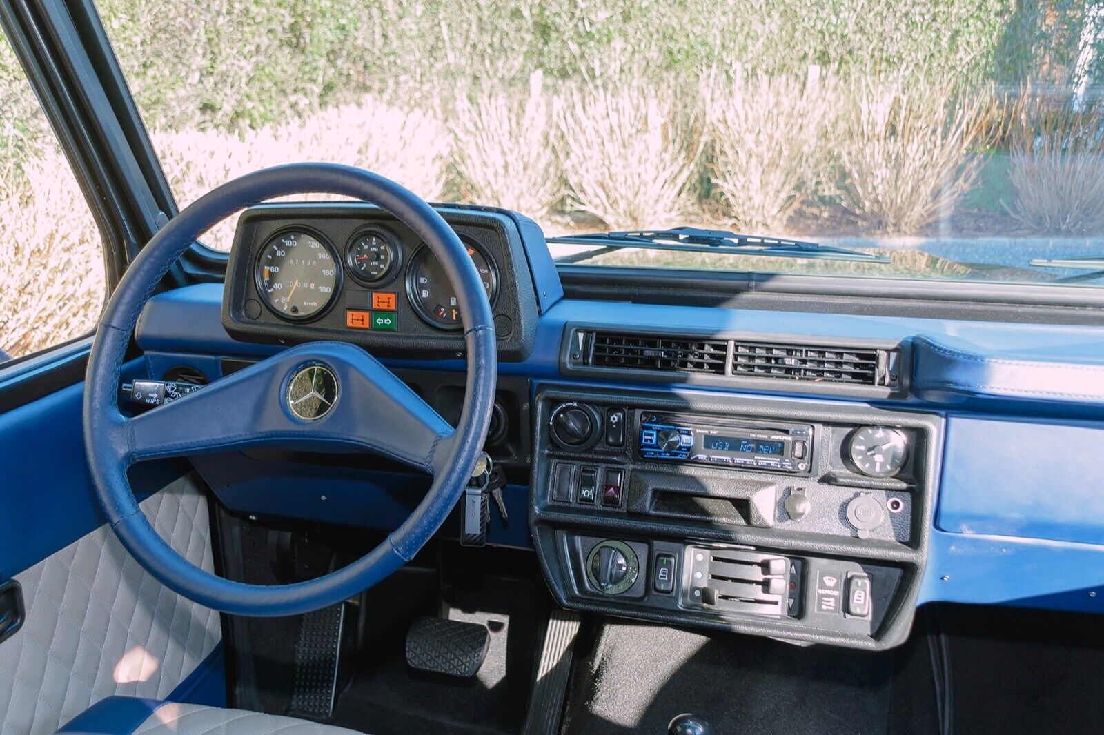 Mercedes-Benz-G-Class-Cabriolet-1993-24