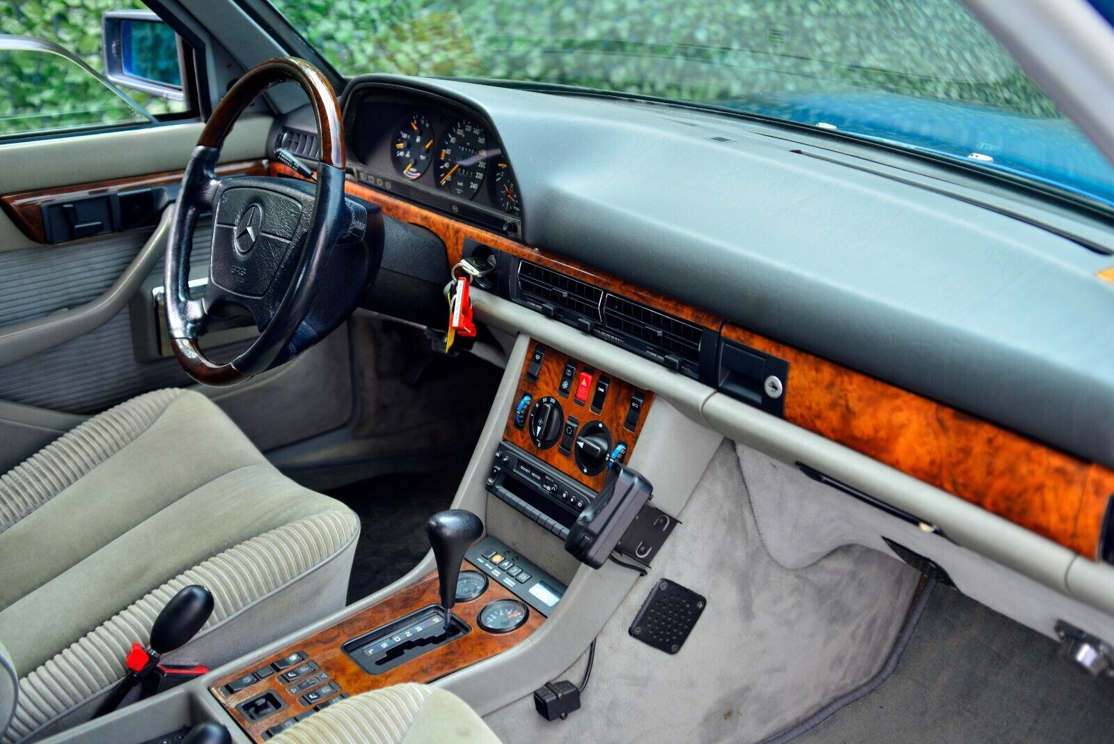 Mercedes-Benz-S-Class-Berline-1985-15