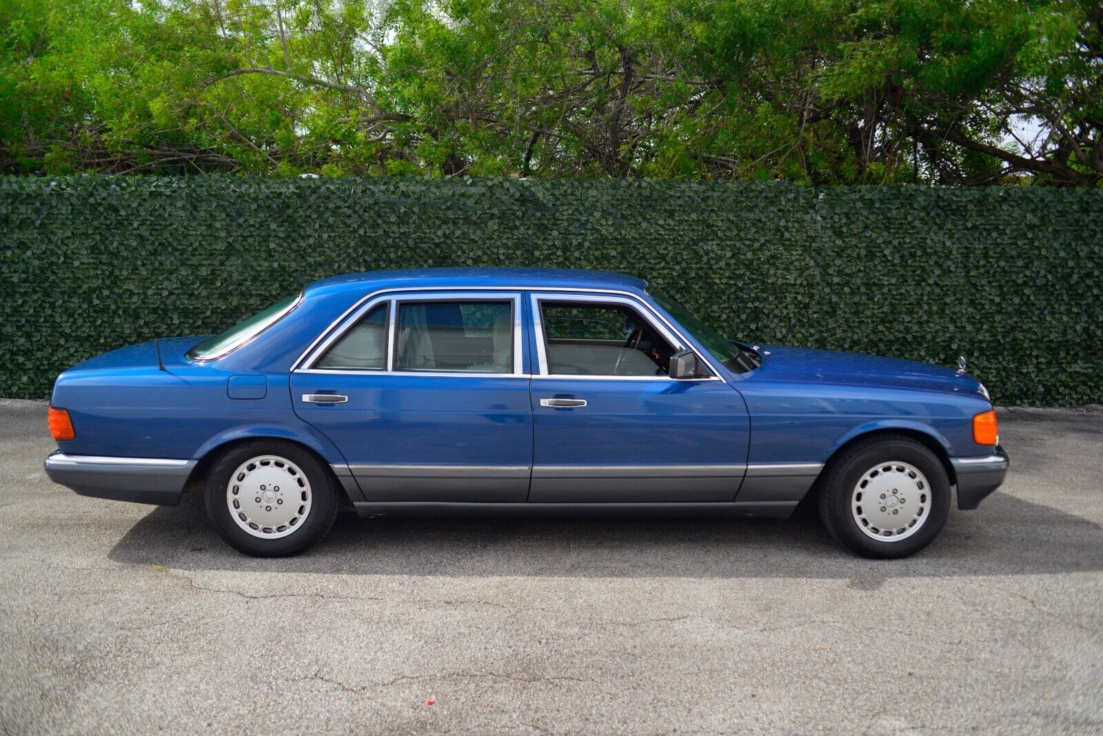 Mercedes-Benz-S-Class-Berline-1985-2