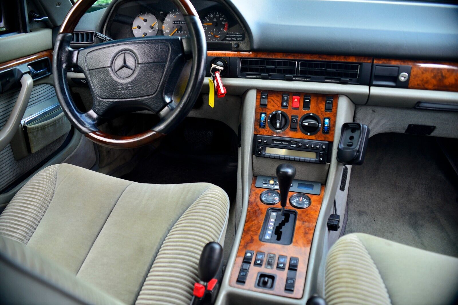 Mercedes-Benz-S-Class-Berline-1985-24