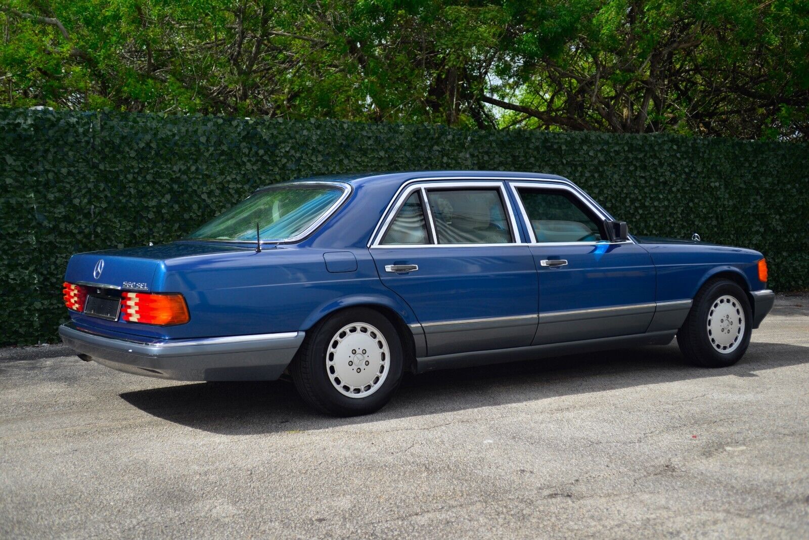 Mercedes-Benz-S-Class-Berline-1985-3