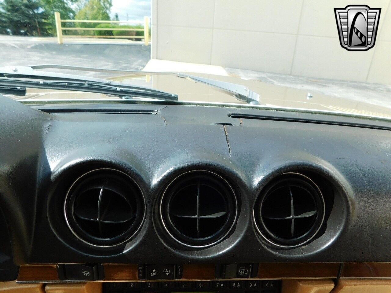 Mercedes-Benz-SL-Class-1982-11