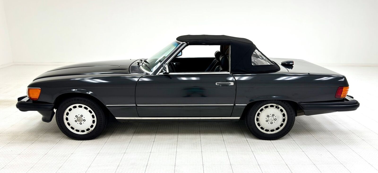 Mercedes-Benz-SL-Class-Cabriolet-1986-4