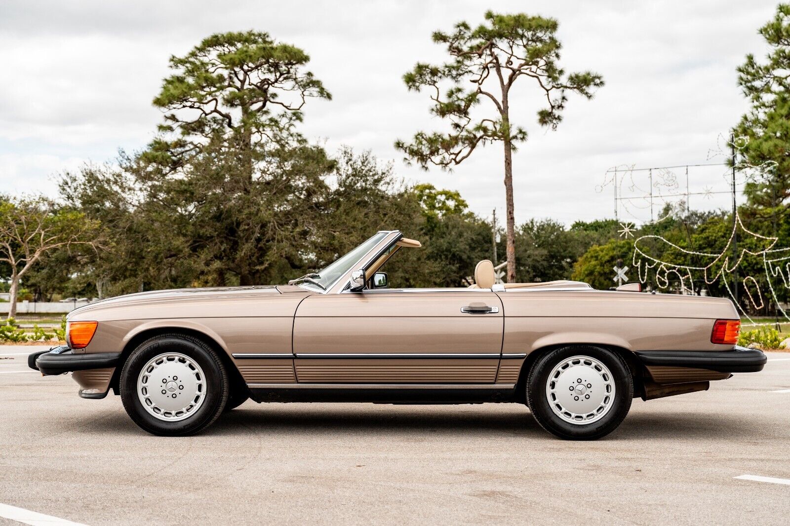 Mercedes-Benz-SL-Class-Cabriolet-1987-4