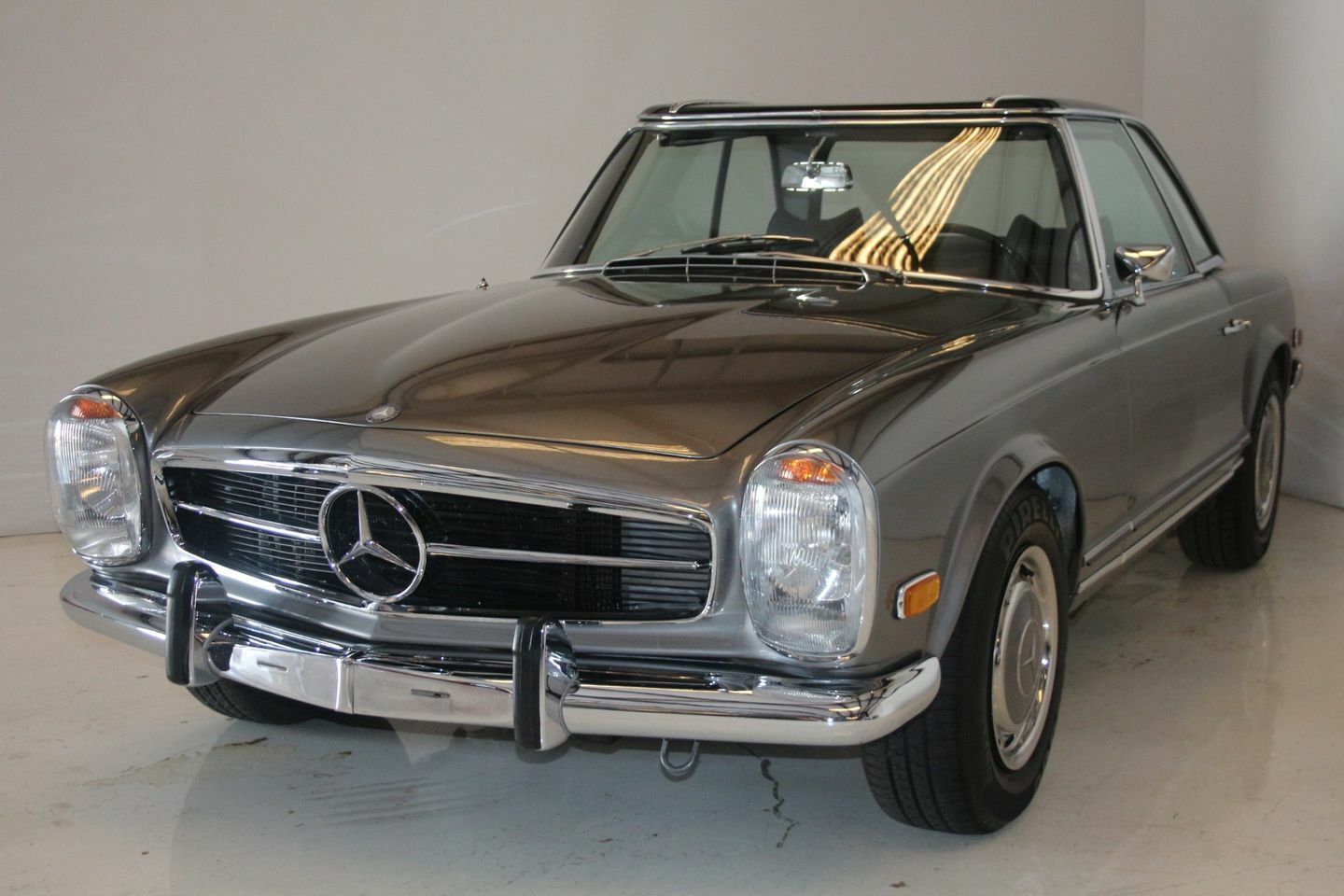 Mercedes-Benz SL280 PAGODA  year1}