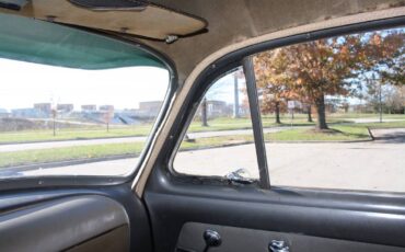 Oldsmobile-88-2-door-club-sedan-1949-16