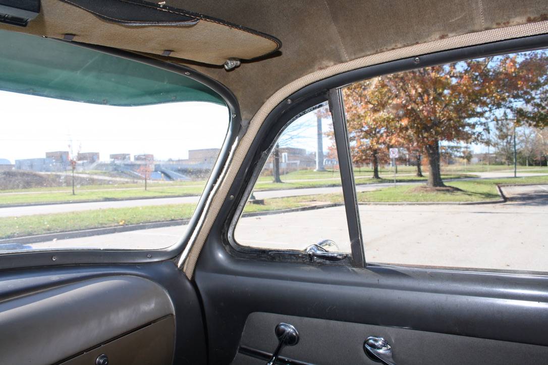 Oldsmobile-88-2-door-club-sedan-1949-16