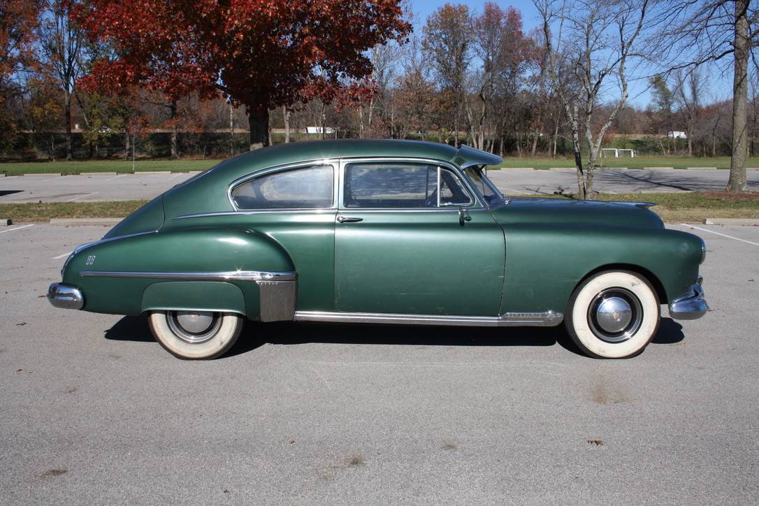 Oldsmobile-88-2-door-club-sedan-1949-19