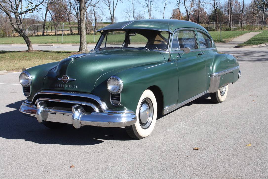 Oldsmobile-88-2-door-club-sedan-1949-6