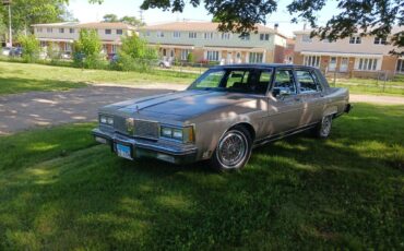 Oldsmobile-98-regency-1983-2