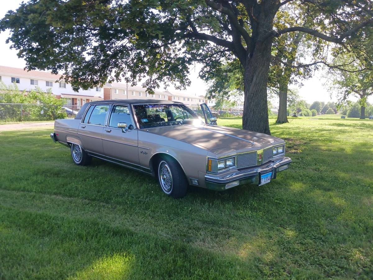 Oldsmobile-98-regency-1983-3