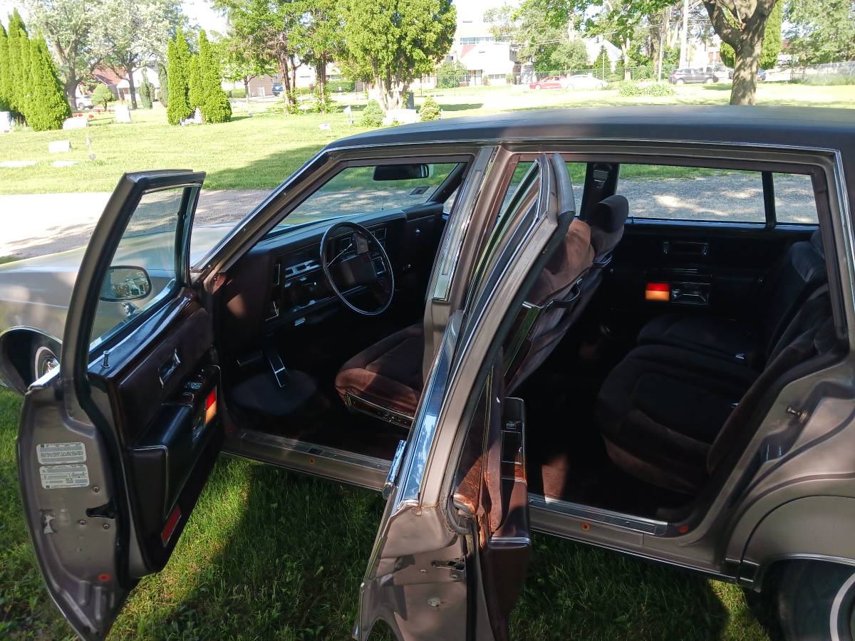 Oldsmobile-98-regency-1983-8