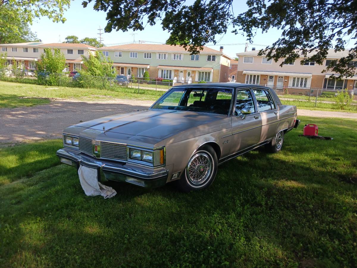 Oldsmobile-98-regency-1983