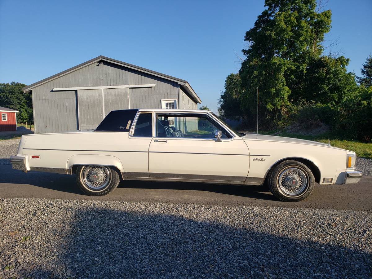 Oldsmobile-98-regency-coupe-1981-17