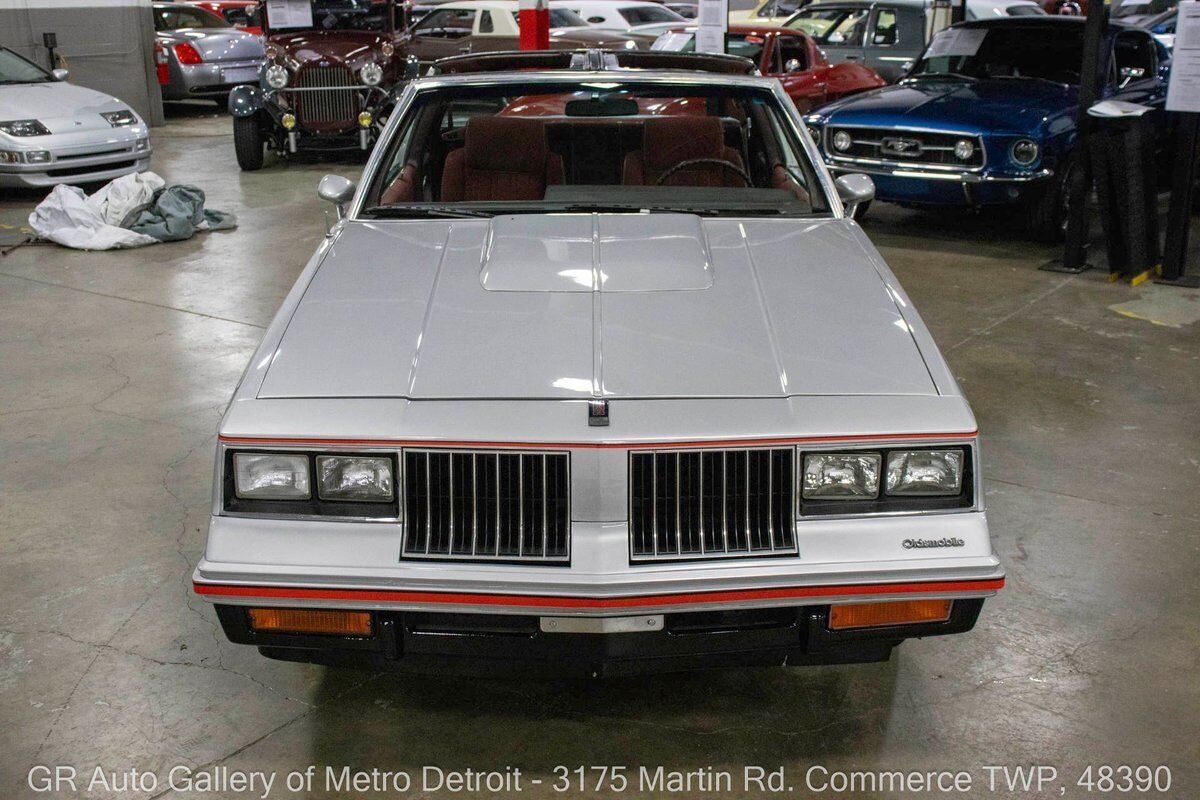 Oldsmobile-Cutlass-1983-10