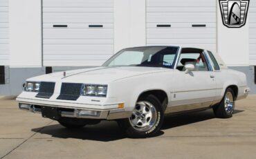 Oldsmobile-Cutlass-Coupe-1983-2