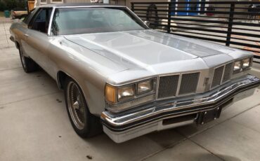 Oldsmobile-Delta-88-1976-10