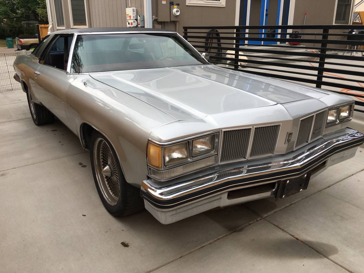 Oldsmobile-Delta-88-1976-10