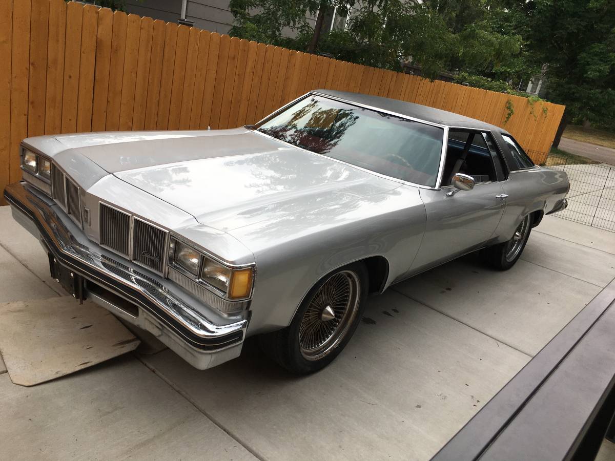 Oldsmobile-Delta-88-1976-2