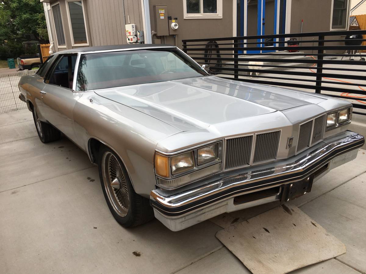 Oldsmobile-Delta-88-1976-5