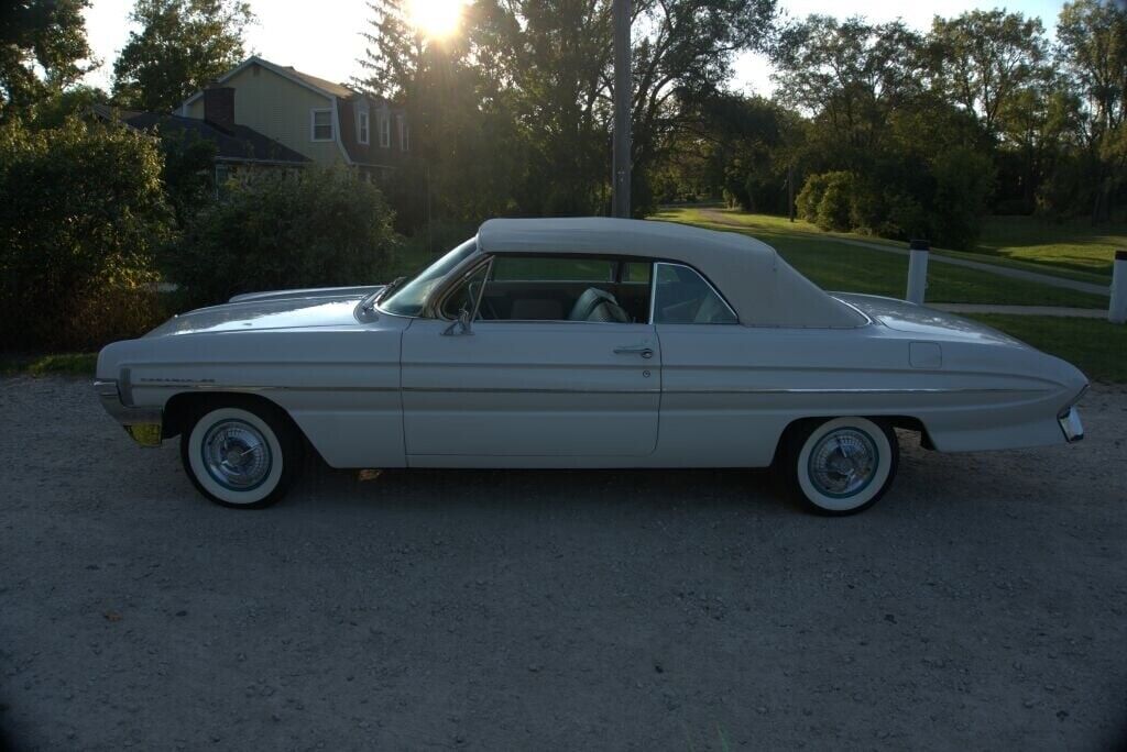 Oldsmobile-Eighty-Eight-Coupe-1961-2