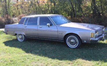 Oldsmobile-Ninety-Eight-Berline-1983-1