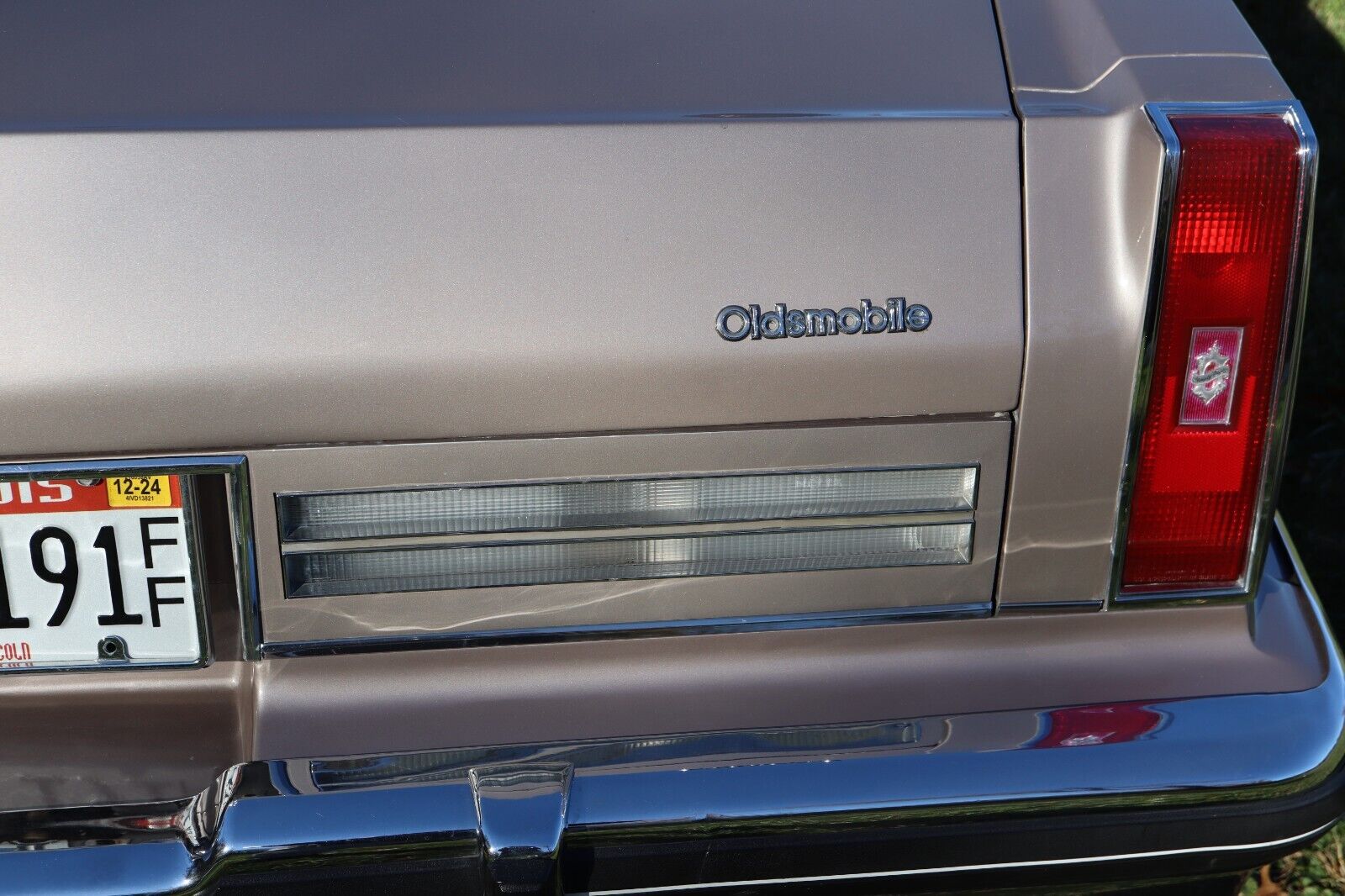 Oldsmobile-Ninety-Eight-Berline-1983-14