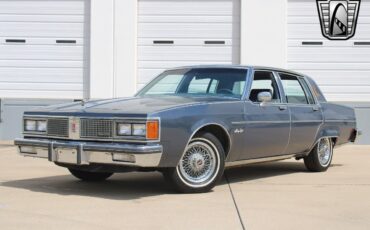 Oldsmobile-Ninety-Eight-Berline-1984-2