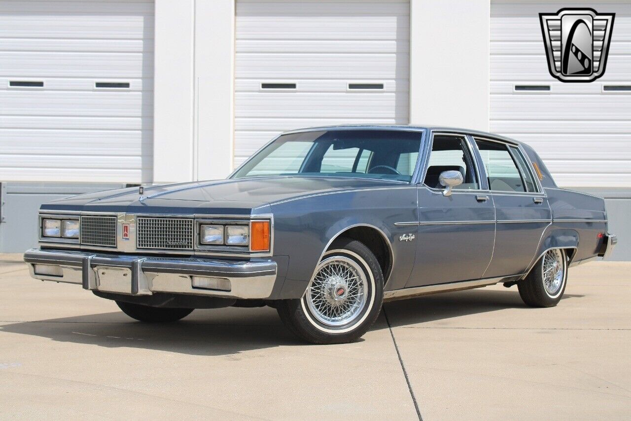 Oldsmobile-Ninety-Eight-Berline-1984-2