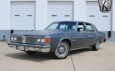 Oldsmobile-Ninety-Eight-Berline-1984-3