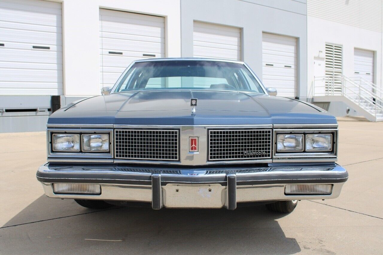 Oldsmobile-Ninety-Eight-Berline-1984-8