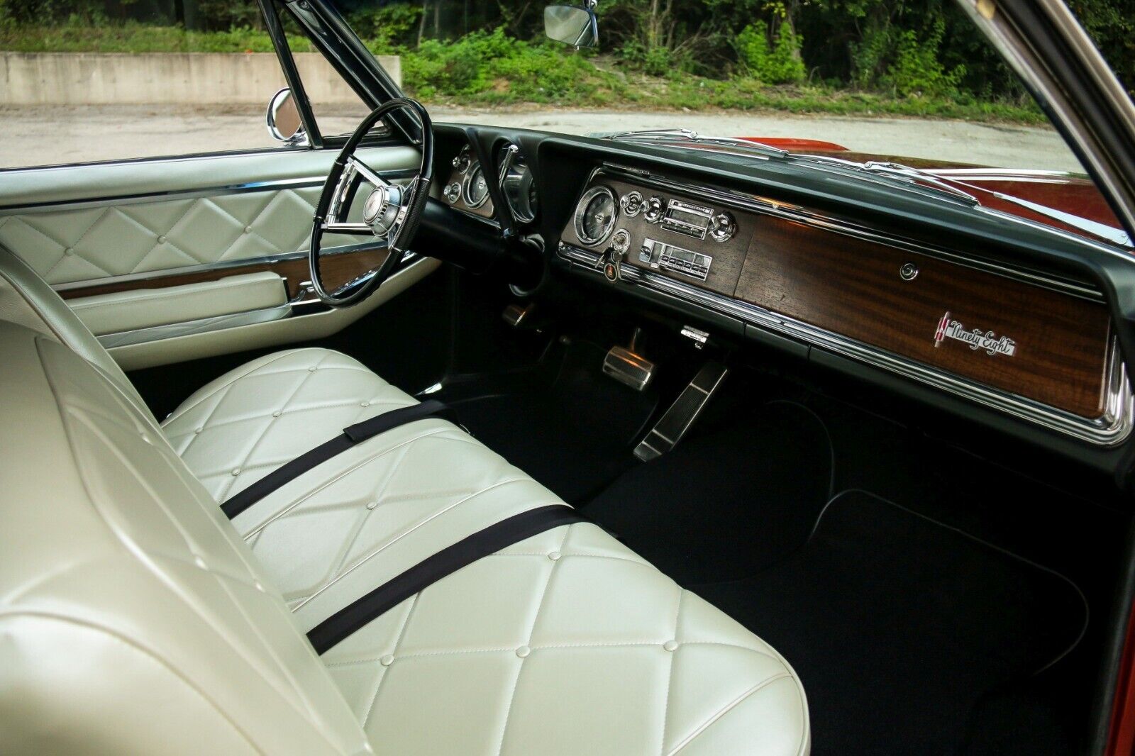 Oldsmobile-Ninety-Eight-Cabriolet-1966-12