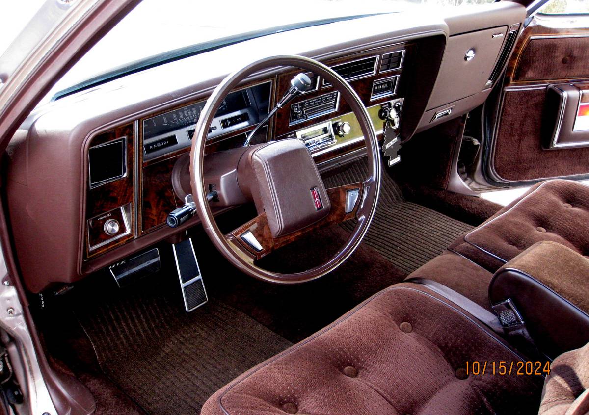 Oldsmobile-Ninety-eight-1983-15