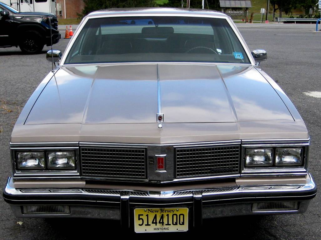 Oldsmobile-Ninety-eight-1983-2