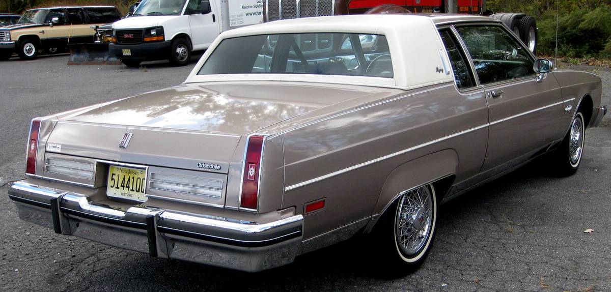 Oldsmobile-Ninety-eight-1983-4