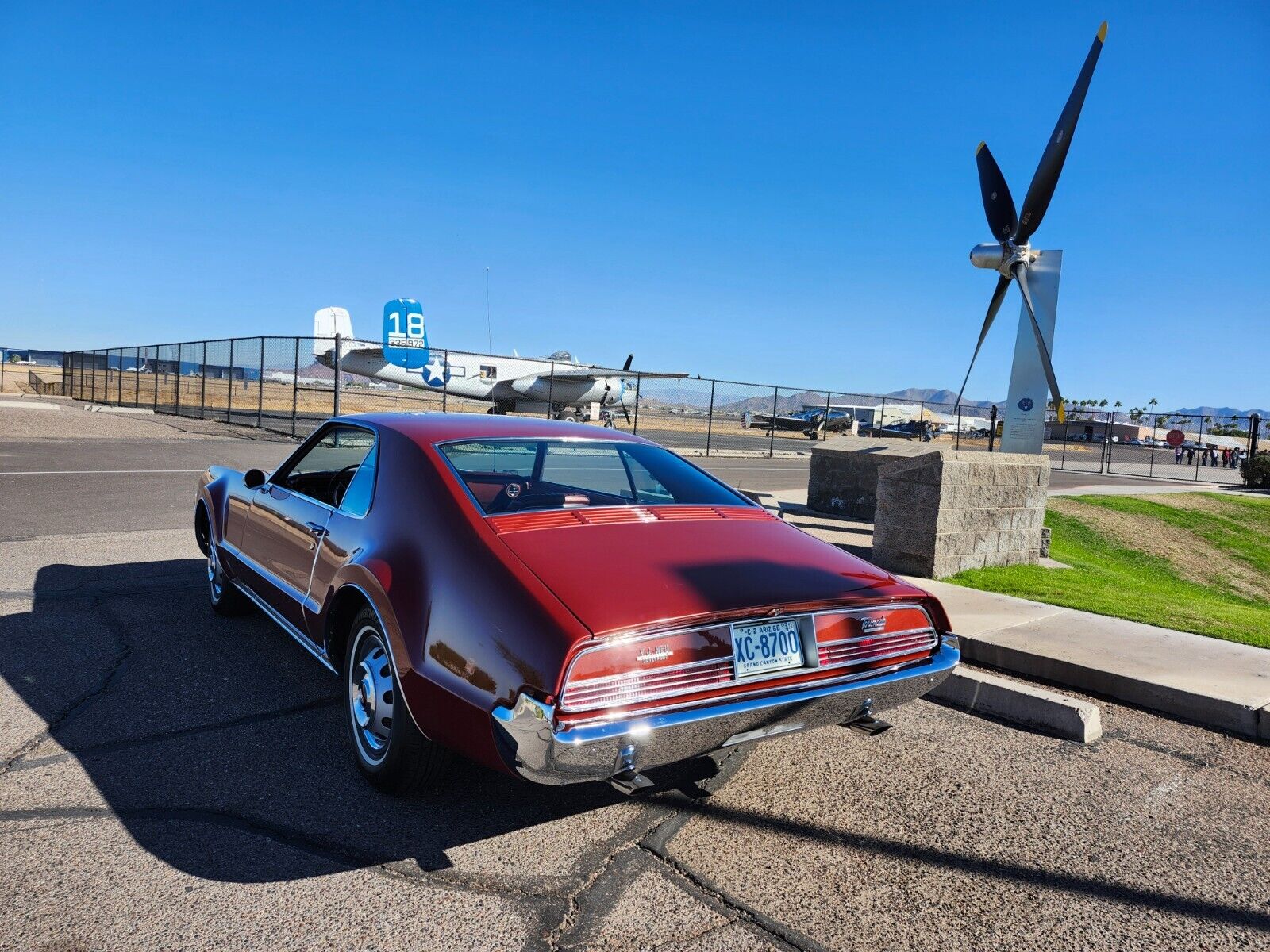 Oldsmobile-Toronado-Coupe-1966-7