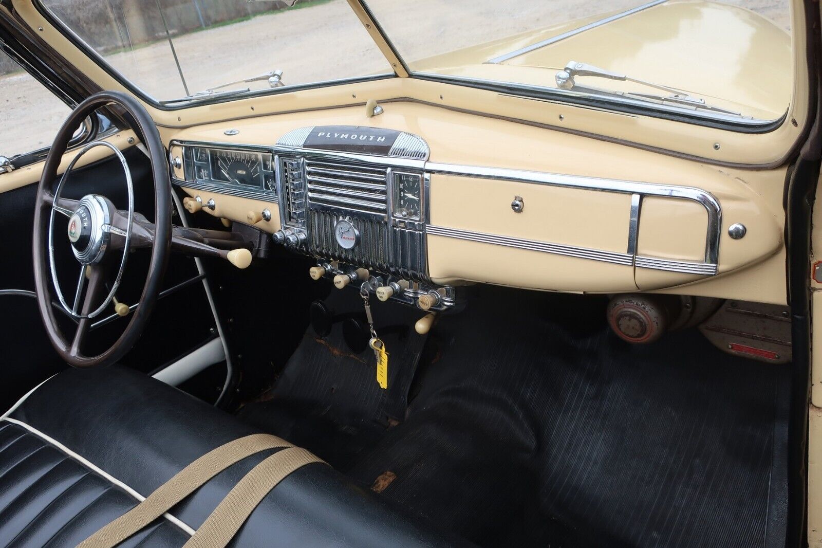 Plymouth-P15-Special-Deluxe-Cabriolet-1948-17