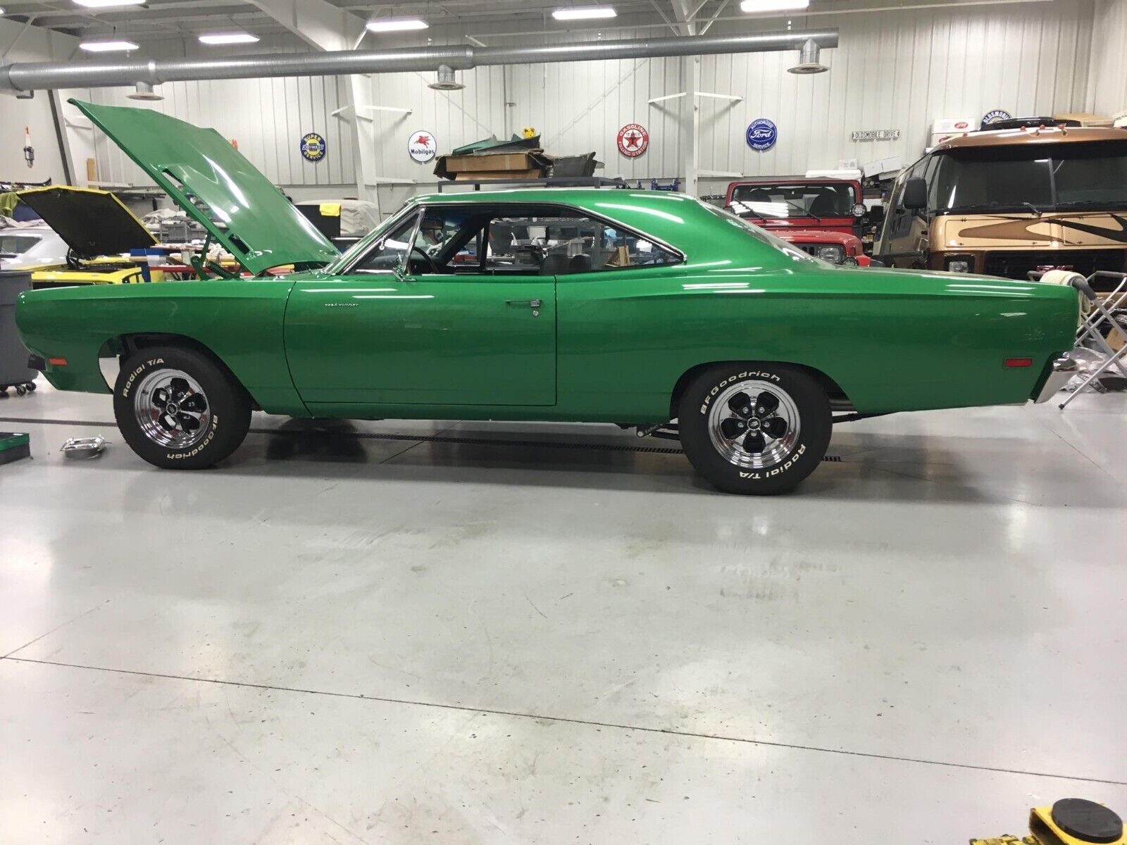 Plymouth-Road-Runner-1969-6