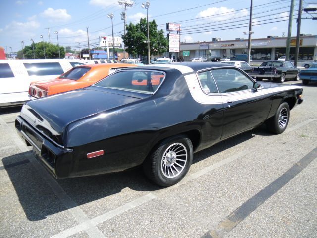 Plymouth-Road-Runner-1974-9