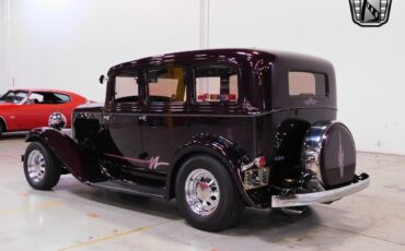 Plymouth-Sedan-1932-3