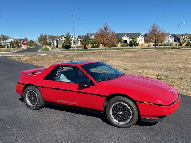 Pontiac-Fiero-1988-11