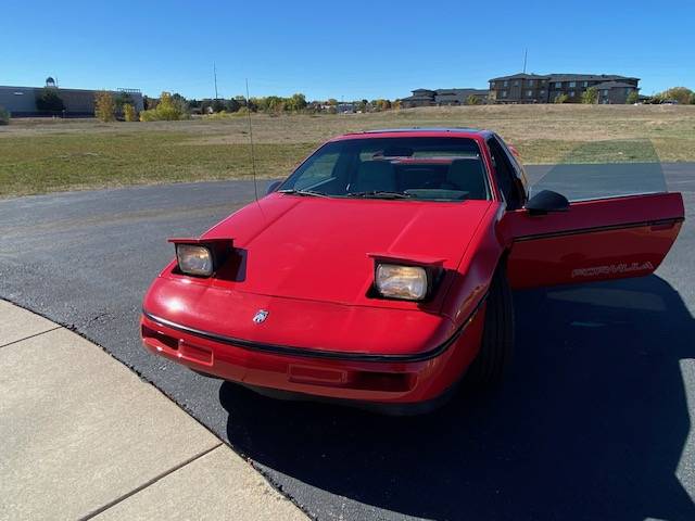 Pontiac-Fiero-1988-3