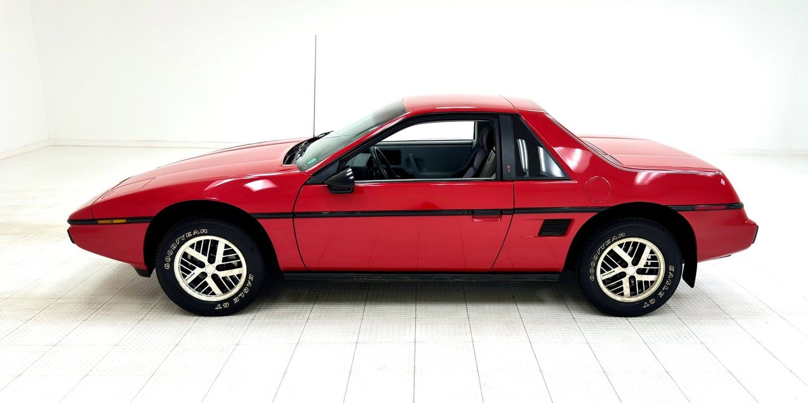 Pontiac-Fiero-Coupe-1984-1