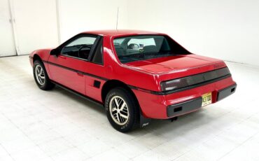 Pontiac-Fiero-Coupe-1984-2