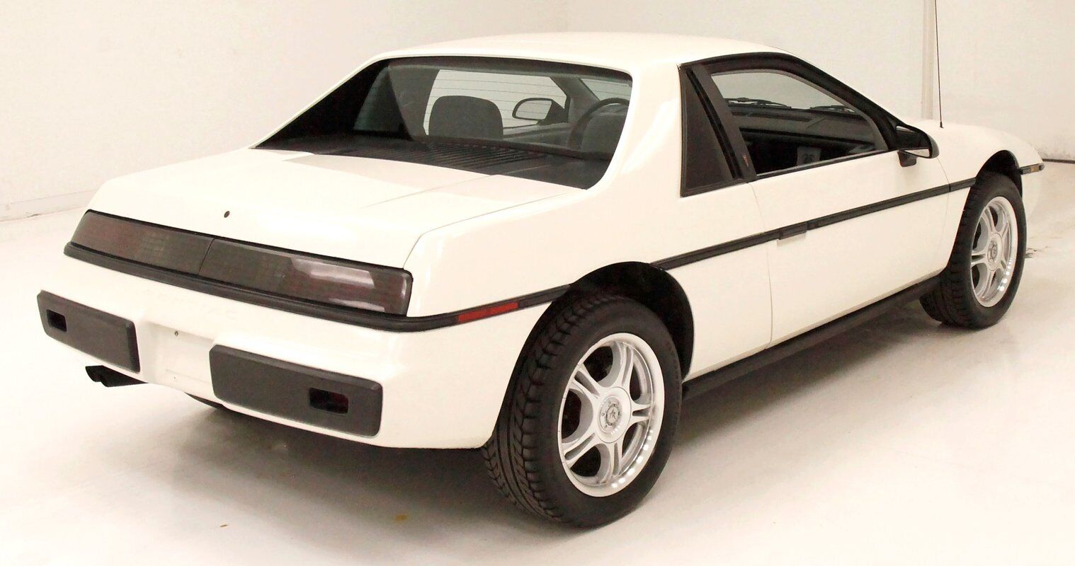 Pontiac-Fiero-Coupe-1984-4