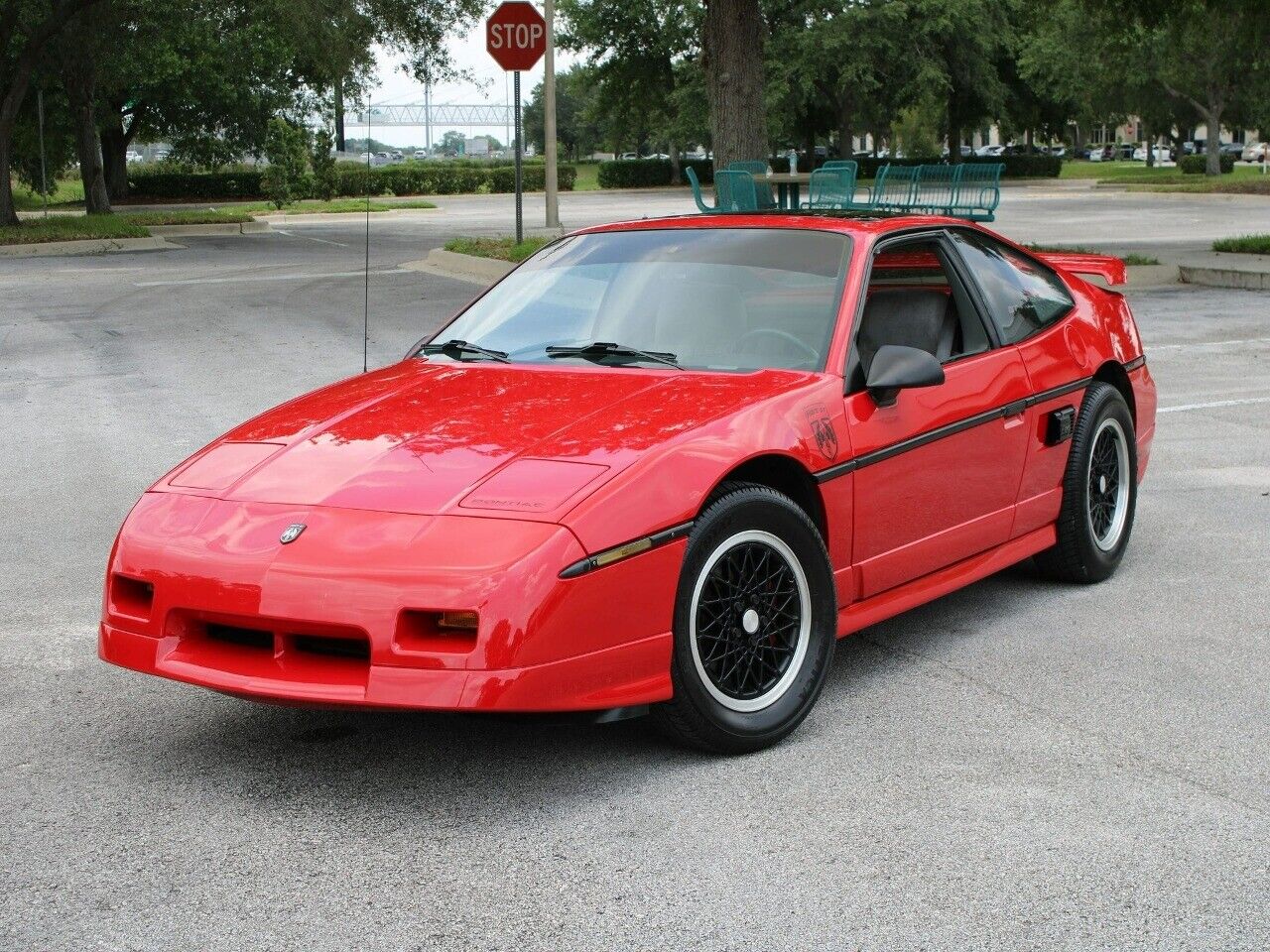 Pontiac-Fiero-Coupe-1988-4