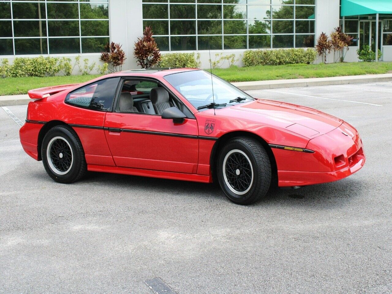 Pontiac-Fiero-Coupe-1988-8