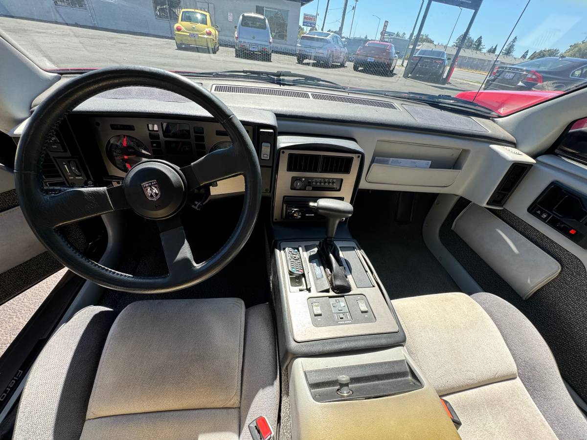 Pontiac-Fiero-gt-1985-15