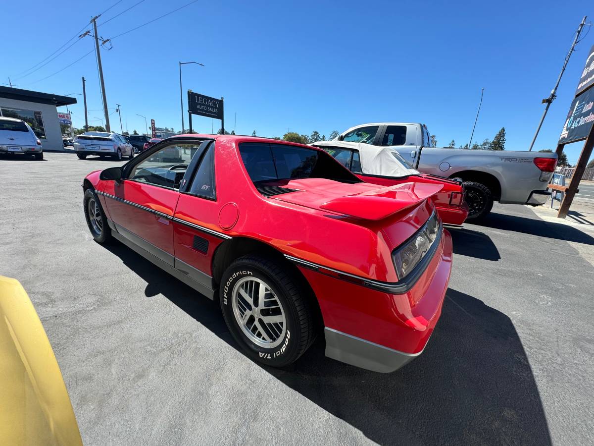 Pontiac-Fiero-gt-1985-6