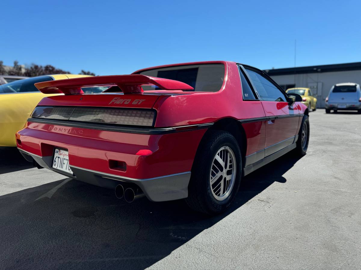 Pontiac-Fiero-gt-1985-9